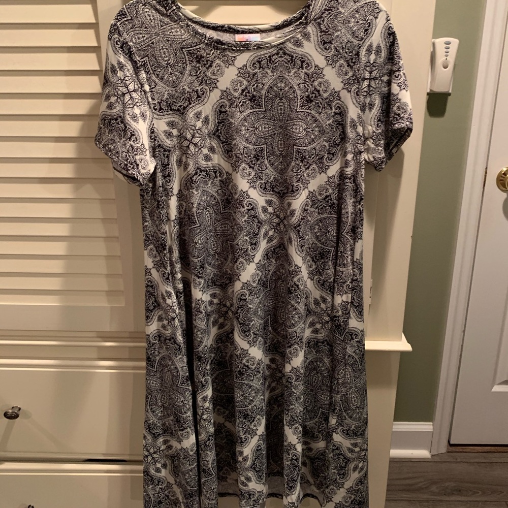 Lularoe Black and Cream Medallion print Carly - S